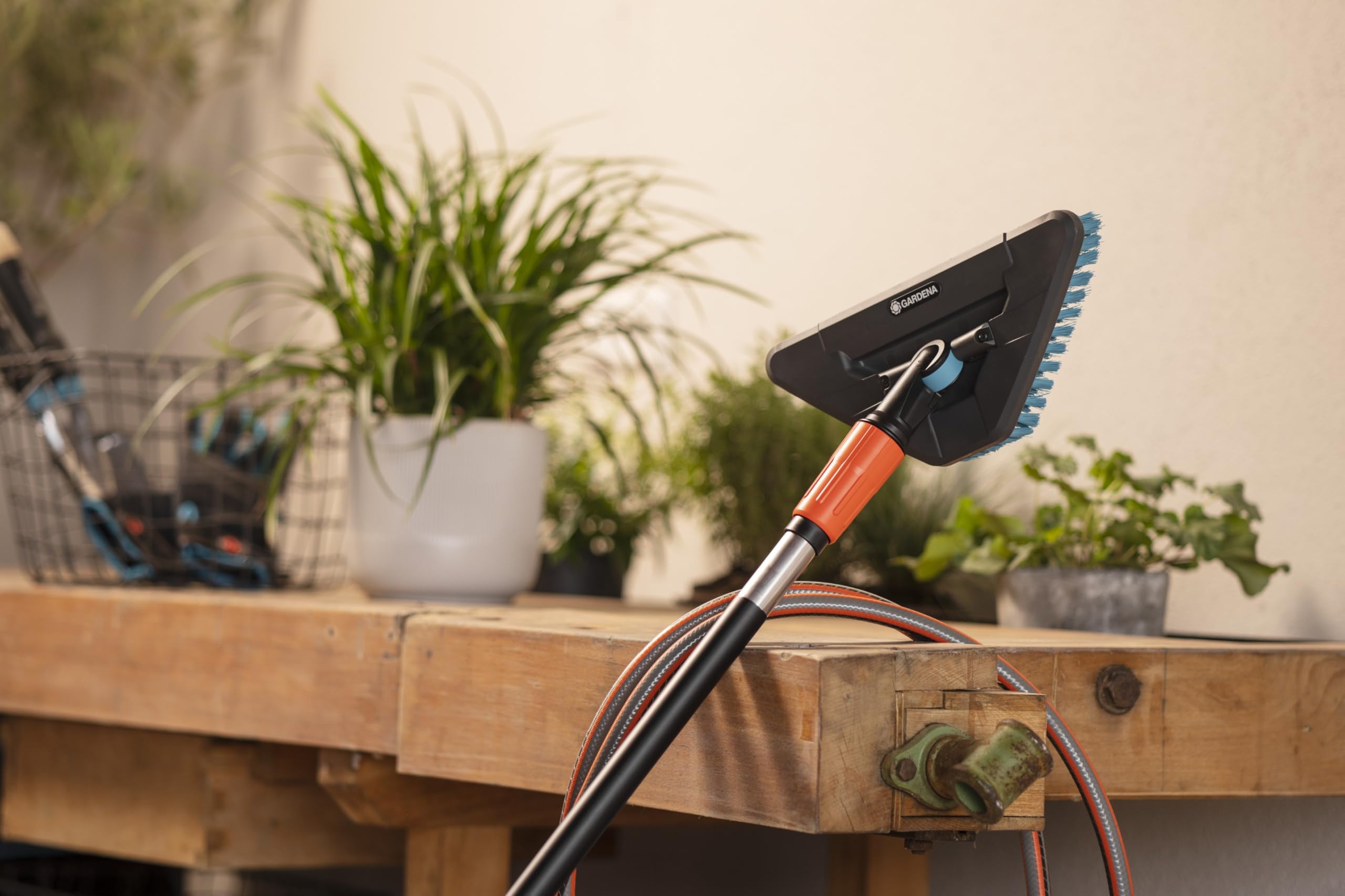 gardena-cleansystem-stiel-s-wasserf-hrender-reinigungsstiel-90-cm-aluminium-mit- image 4
