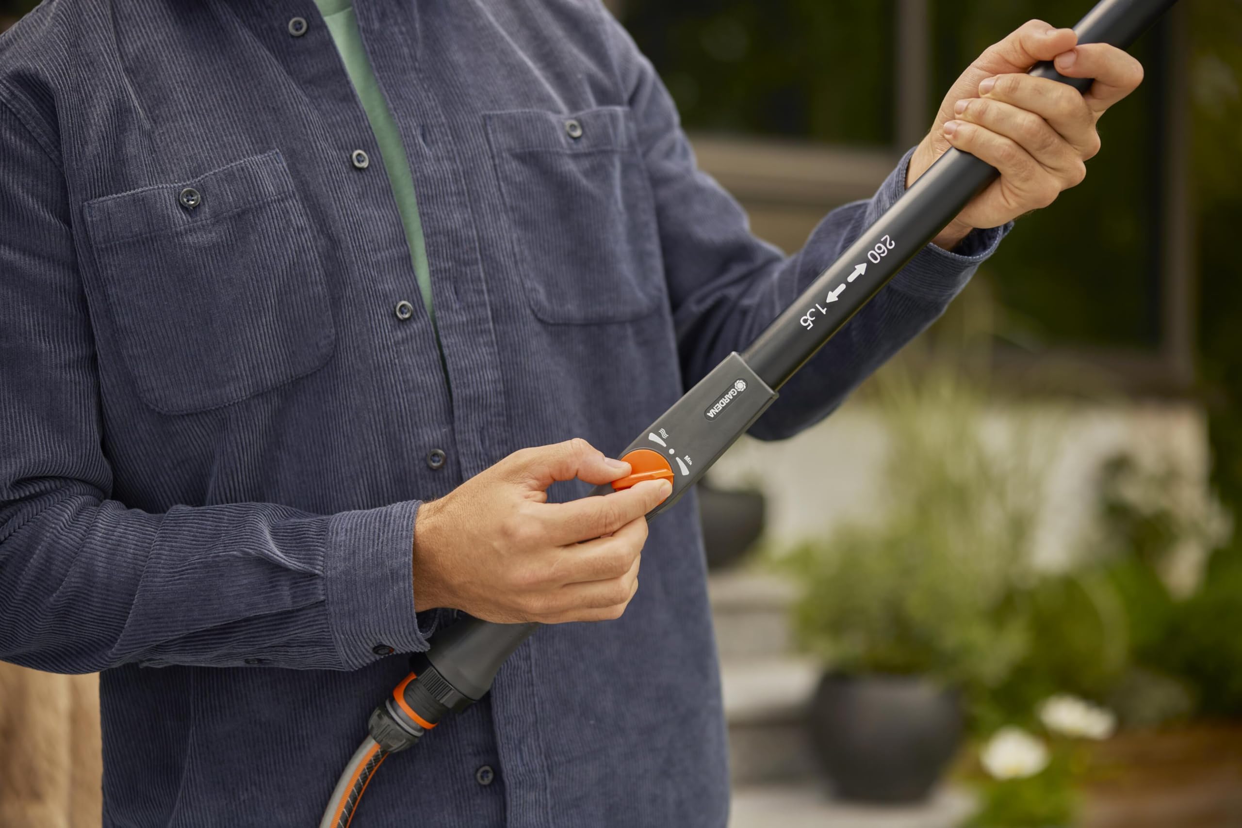 gardena-teleskop-stiel-m-xl-wasserf-hrender-reinigungsstiel-155-260-cm-aus-alumi image 4