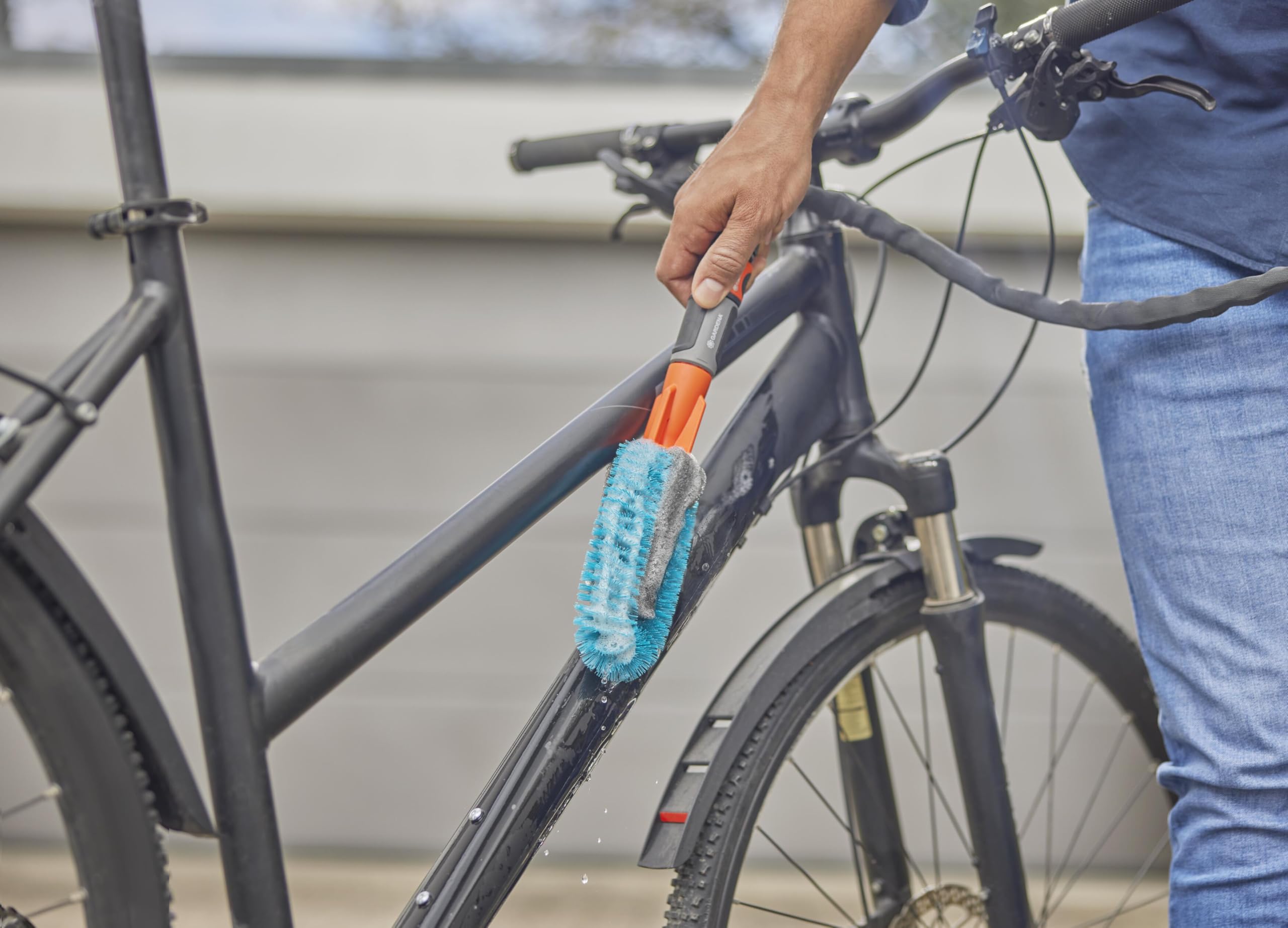 gardena-cleansystem-fahrrad-wasch-set-18864-20-fahrradb-rste-mit-wasseranschluss image 2