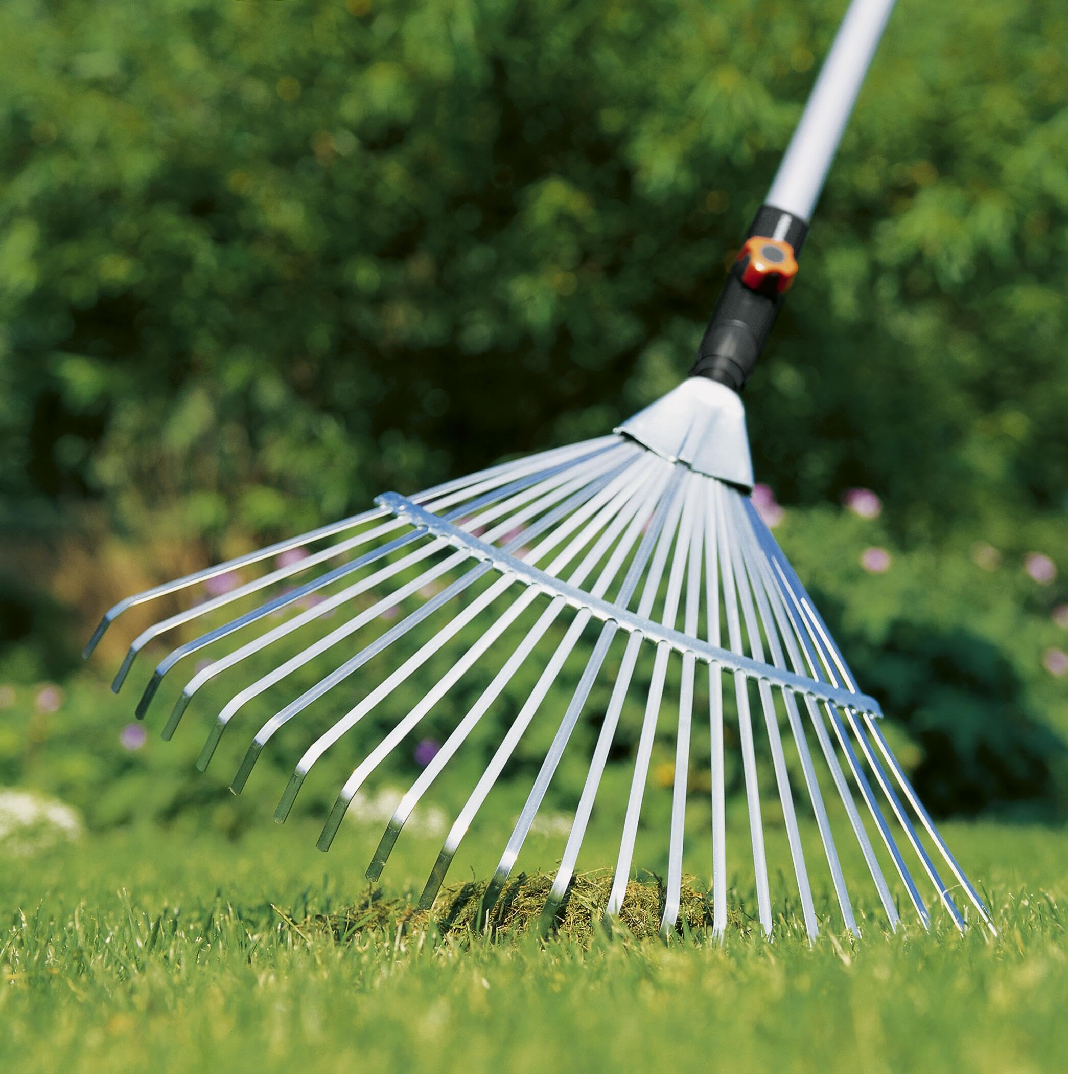 gardena-combisystem-f-cherbesen-50-cm-laubrechen-mit-verzinkten-federstahlzinken image 2